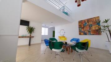 Área de estar no saguão