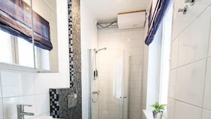 Căn hộ, 2 phòng ngủ | Phòng tắm | Buồng tắm vòi sen, đồ dùng nhà tắm miễn phí, máy sấy tóc, khăn tắm 