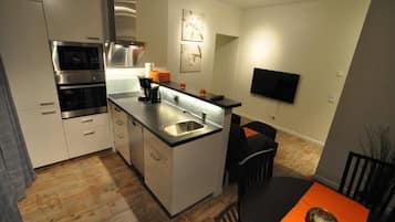 Full-sized fridge, microwave, oven, stovetop