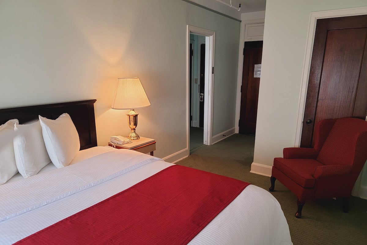 Queen Room with Sitting Area | 무료 WiFi, 침대 시트