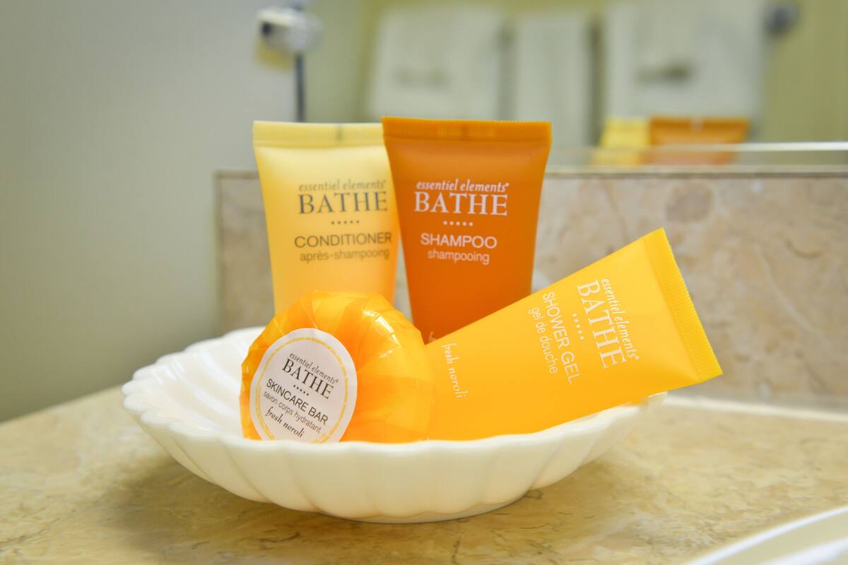 free toiletries, towels