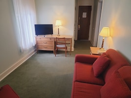 Queen Room with Sitting Area | Free WiFi, bed sheets