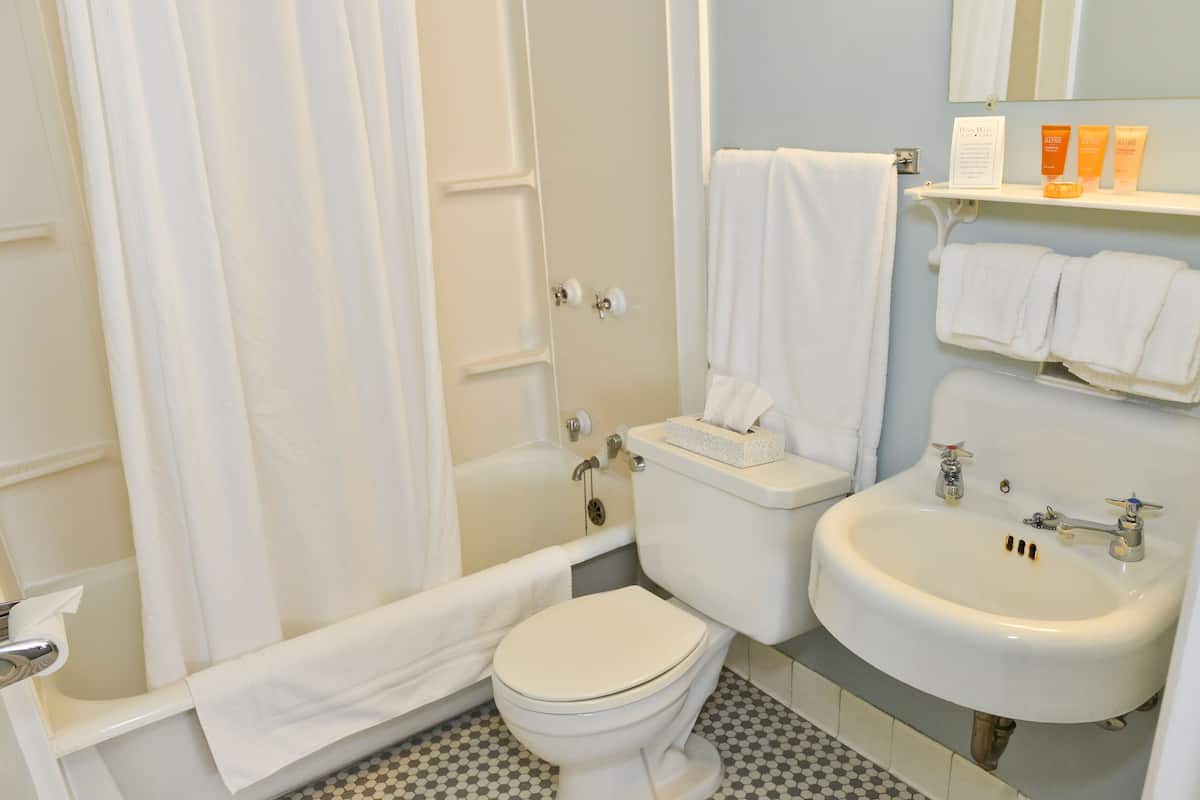 free toiletries, towels