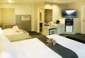 Luxury Room, 1 Double Bed, Jetted Tub | Desk, soundproofing, iron/ironing board, free WiFi - Motel La Cheminee (St. Jerome)