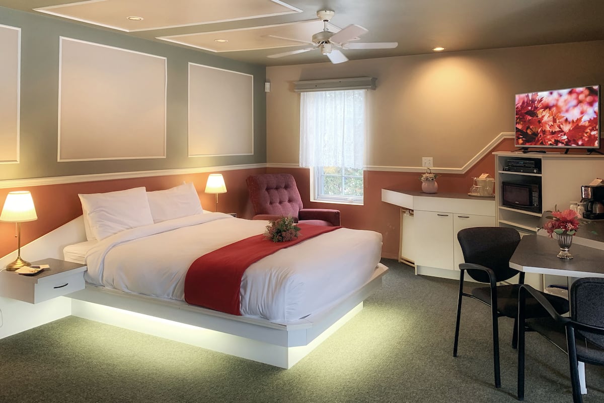 Superior Room, 1 Queen Bed, Jetted Tub | Desk, soundproofing, iron/ironing board, free WiFi
