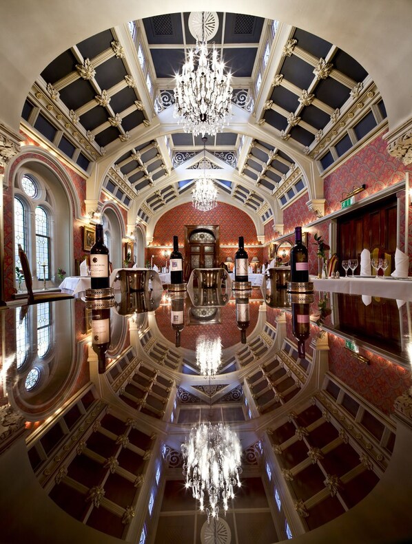 2 restaurantes; se sirven desayunos, almuerzos y cocina británica