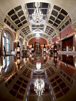 2 间餐厅，供应早餐、午餐和晚餐，英国菜