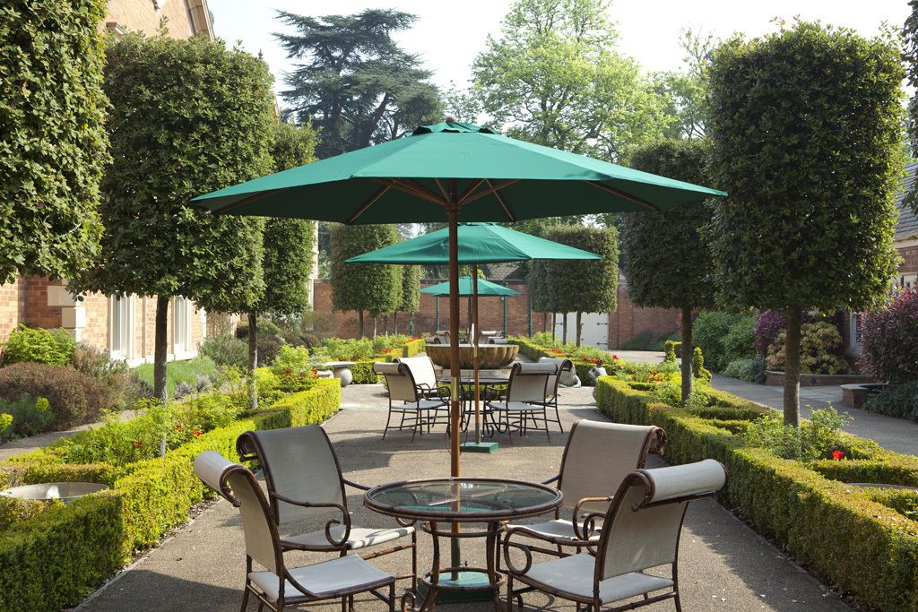 2 restaurants, serveren ontbijt, lunch, diner, Britse gerechten