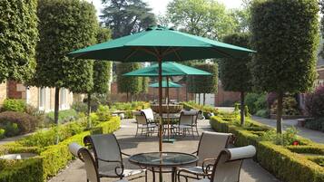 2 restaurants, breakfast, lunch, dinner served; British cuisine