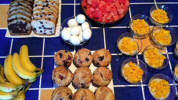 Daily cooked-to-order breakfast (CAD 20 per person)