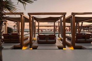 Alberca al aire libre por temporada y sombrillas en la alberca