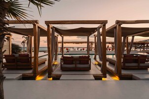 Una piscina al aire libre de temporada, sombrillas, tumbonas