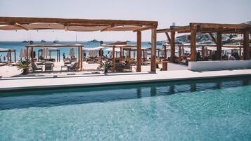 Kauden mukainen ulkouima-allas, aurinkovarjoja, aurinkotuoleja