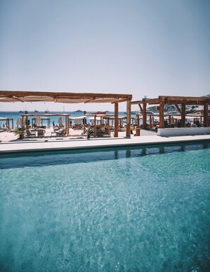 Seasonal outdoor pool, pool umbrellas, pool loungers - Branco Mykonos (Mykonos)
