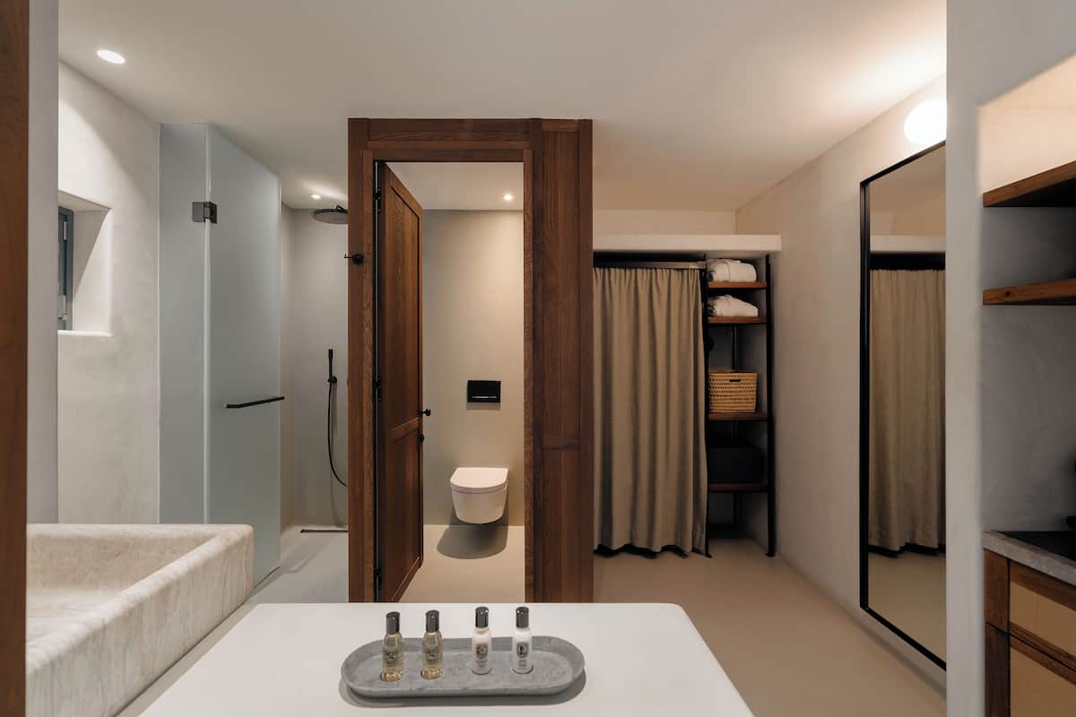 junior suite, partial sea view | bathroom | shower, rainfall showerhead, designer toiletries, hair dryer