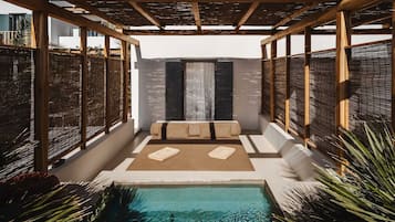 Suite, bañera de hidromasaje, vistas al mar (Prestige) | Zona de estar | Televisión de pantalla plana de 40 pulgadas con canales por satélite