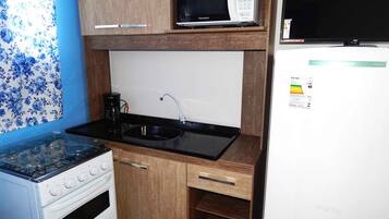 Apartemen Standar, 1 kamar tidur | Dapur pribadi | Lemari es, microwave, dan peralatan masak/sendok-piring