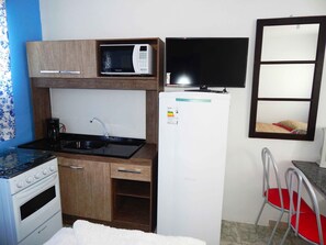 Standard Apartment, 1 Bedroom | Private kitchen | Fridge, microwave, cookware/dishes/utensils - Lake Apartament Standard (Canela)