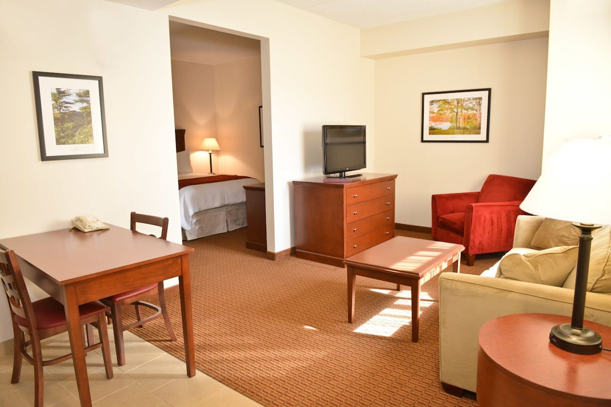 Suite, 1 Queen Bed Mobility and Hearing Accessible | Bàn, khu vực làm việc phù hợp cho laptop 