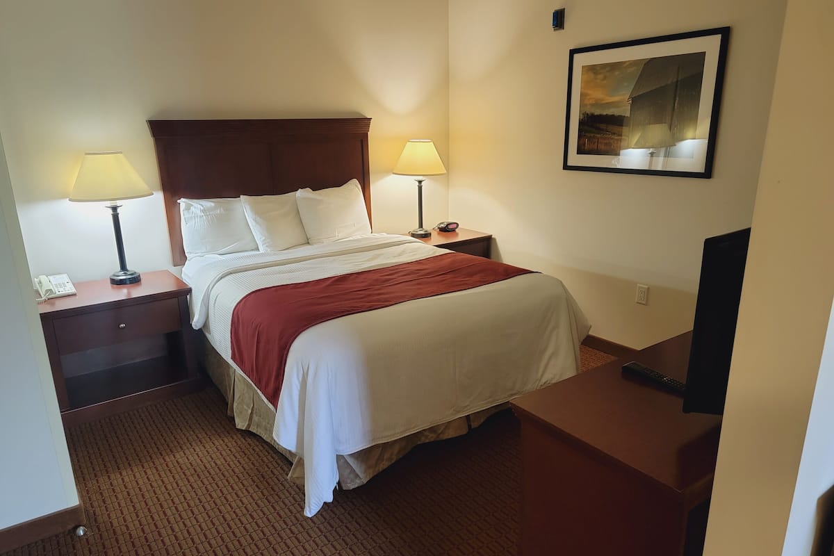 Suite, 1 Queen Bed Mobility and Hearing Accessible