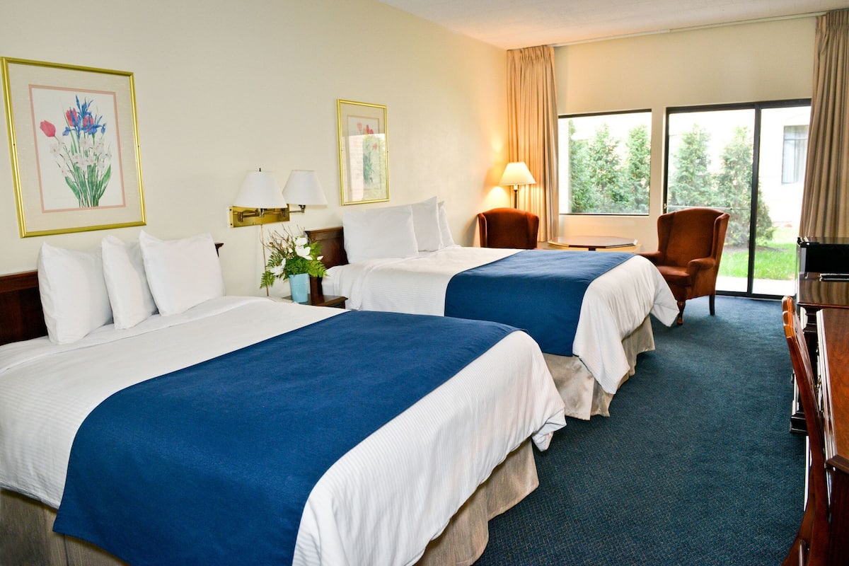 Double Room, 2 Queen Beds, Patio/Balcony | Bàn, khu vực làm việc phù hợp cho laptop 