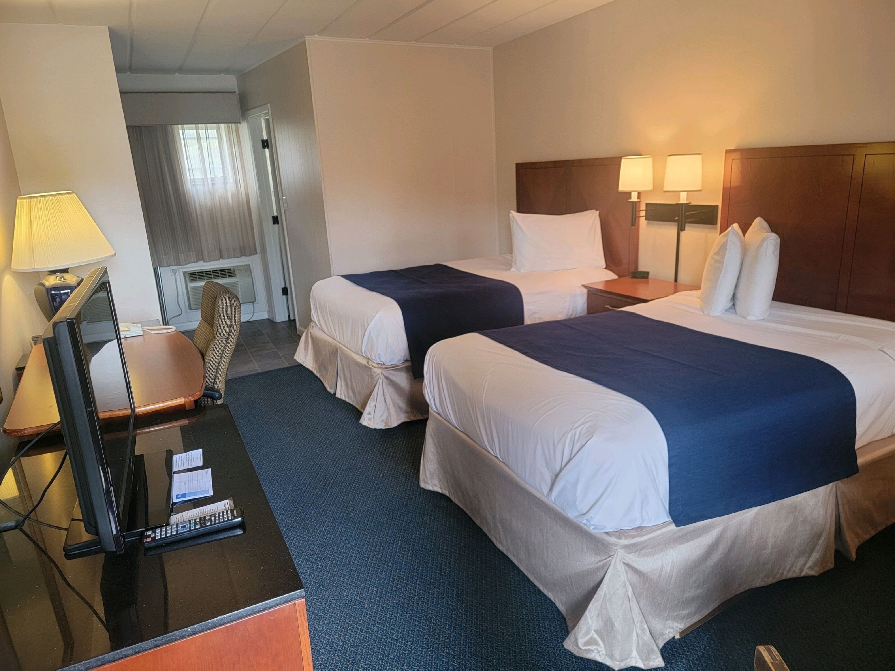 basic double room, 2 double beds (exterior access only) | desk, free wifi, bed sheets