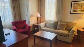 Suite, 1 Queen Bed Hearing Accessible | Coin séjour | Télévision à écran plat