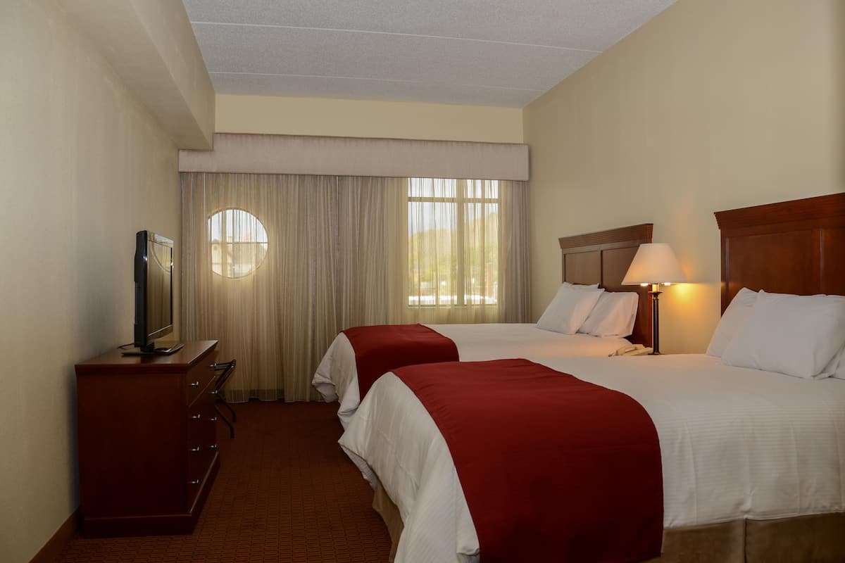 Queen Suite (2 Queen Beds) | Bàn, khu vực làm việc phù hợp cho laptop