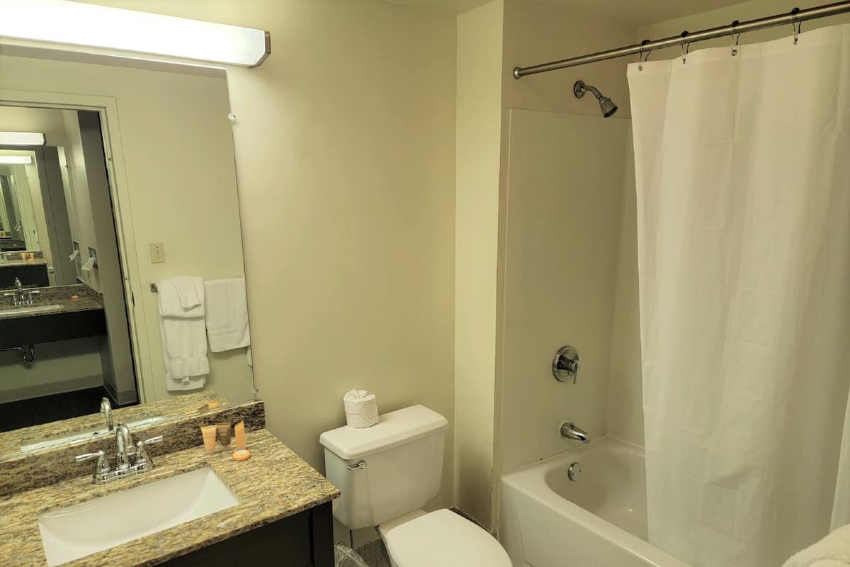 Double Room, 2 Queen Beds, Patio/Balcony | Badezimmer