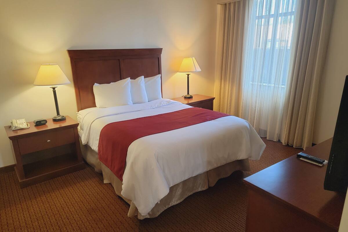 Suite, 1 Queen Bed Hearing Accessible | Bàn, khu vực làm việc phù hợp cho laptop 