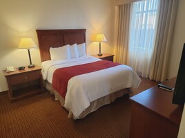 Suite, 1 Queen Bed Hearing Accessible | Escritorio, wifi gratis, ropa de cama