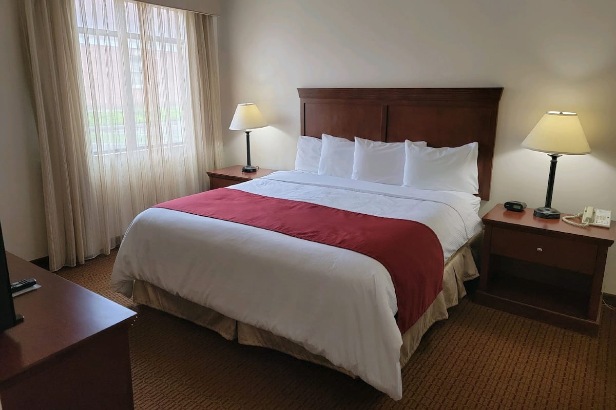 King Suite with Fireplace | Bàn, khu vực làm việc phù hợp cho laptop