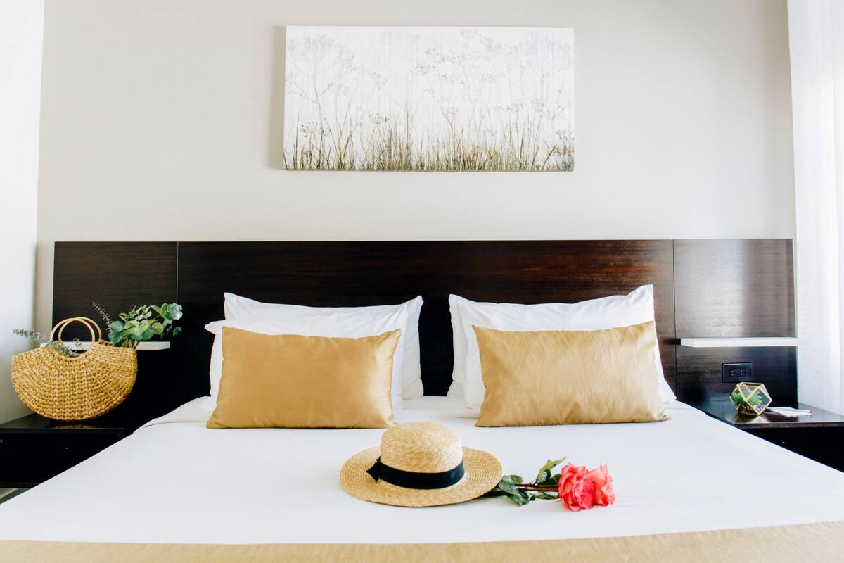 standard room, 1 king bed | 1 bedroom, premium bedding, in-room safe, desk