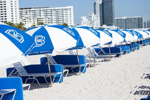 Una spiaggia nelle vicinanze, sabbia bianca, teli da spiaggia
