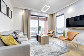 Deluxe-Apartment, 2 Schlafzimmer (6 Adults) | Wohnzimmer | 32-Zoll-Flachbildfernseher mit Kabelempfang, Fernseher