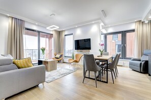 Apartamento luxo, 2 quartos (6 Adults) | Sala de estar | TV de tela plana 32 polegadas com canais a cabo, TV