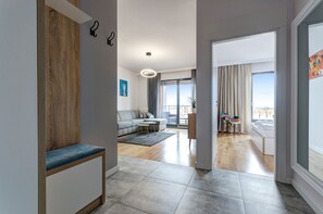 Apartamento clássico, 1 quarto, sacada (4 adults) | Área de estar | TV de tela plana 32 polegadas com canais a cabo, TV