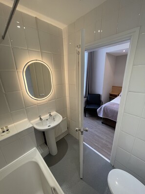 Habitación individual | Baño | Ducha y bañera combinadas y artículos de higiene personal gratuitos