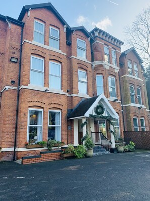 Exterior - The Westlynne Hotel & Apartments (Manchester)