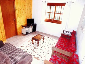 Casa familiar, 2 habitaciones | Sala de estar | Una televisión de pantalla plana