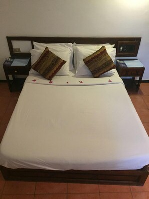 Premium bedding, minibar, iron/ironing board, bed sheets - Six Corners Resort (Fayed)