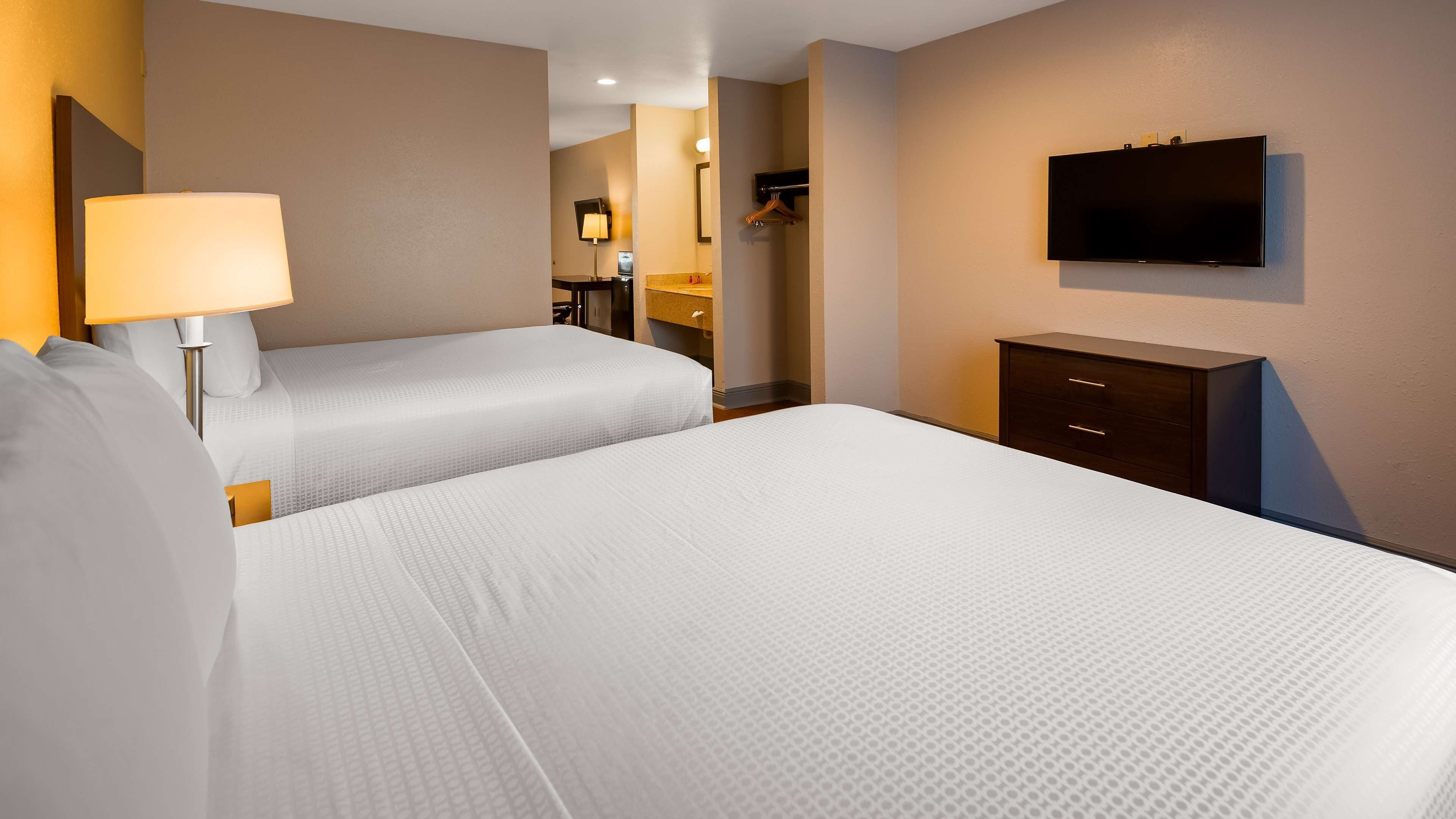 1 bedroom, premium bedding, desk, laptop workspace