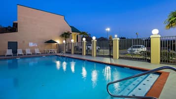 Seasonal outdoor pool, pool umbrellas