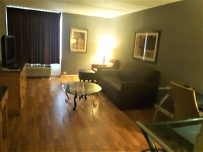 Suite ejecutiva, 1 cama King size, para no fumadores, hidromasaje | Sala de estar | Televisión de pantalla plana de 32 pulgadas con canales vía satélite 