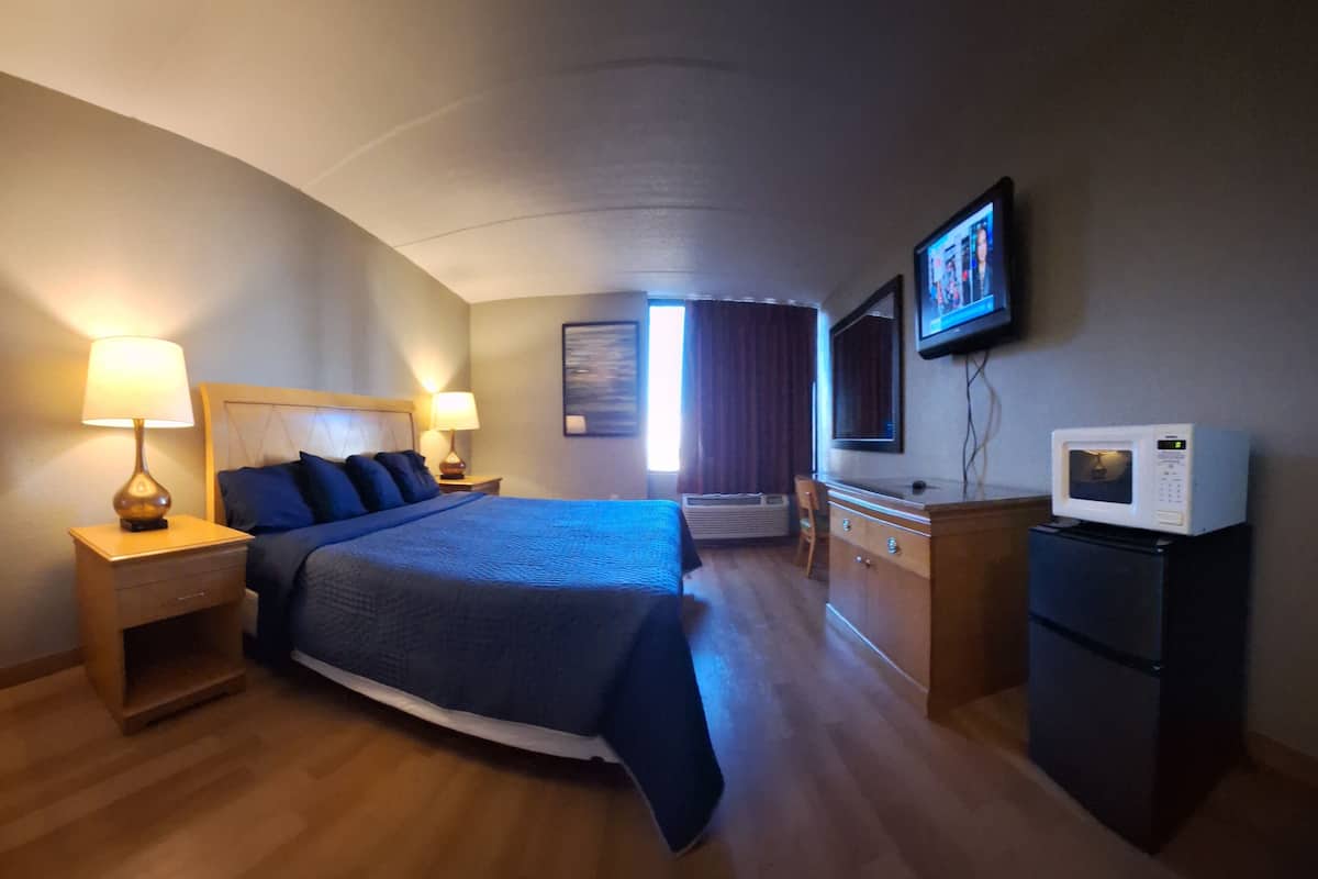 Basic Room, 1 King Bed, Non Smoking | Desk, blackout drapes, WiFi (free), bed sheets