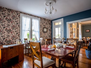 Desayuno completo incluido todos los días