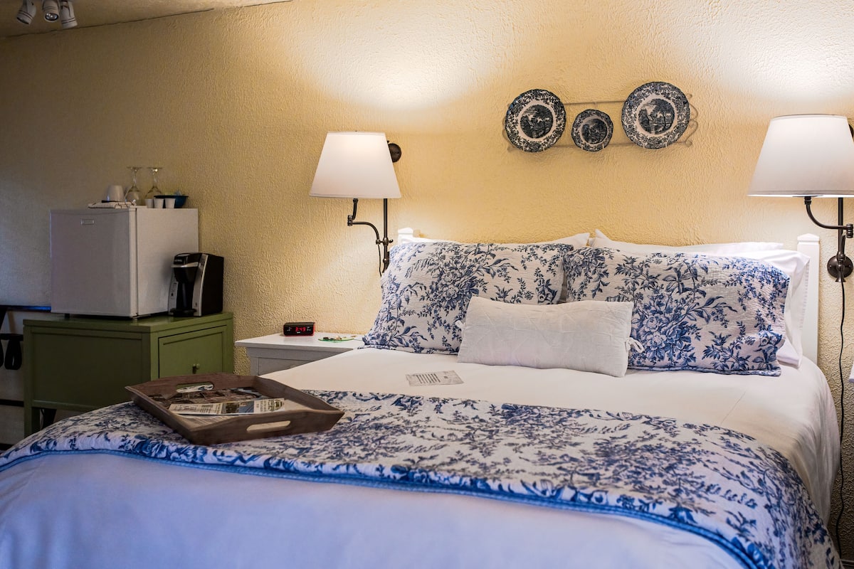 1 bedroom, Egyptian cotton sheets, premium bedding, memory-foam beds