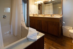 Deluxe-suite - ikke-ryger | Badeværelse | Designertoiletartikler, hårtørrer, badekåber, håndklæder