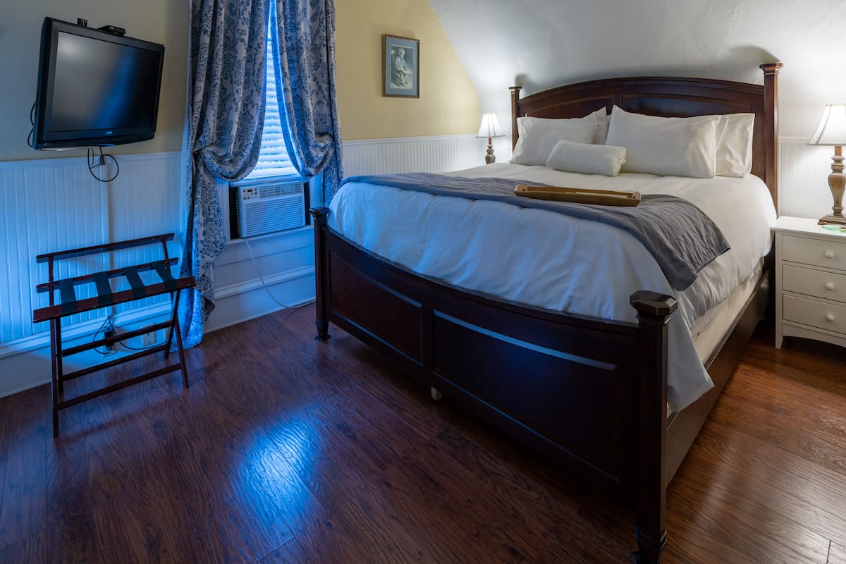 1 bedroom, Egyptian cotton sheets, premium bedding, memory-foam beds