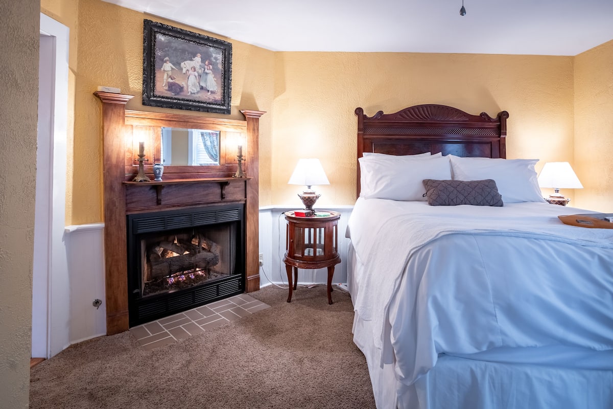 1 bedroom, Egyptian cotton sheets, premium bedding, memory-foam beds